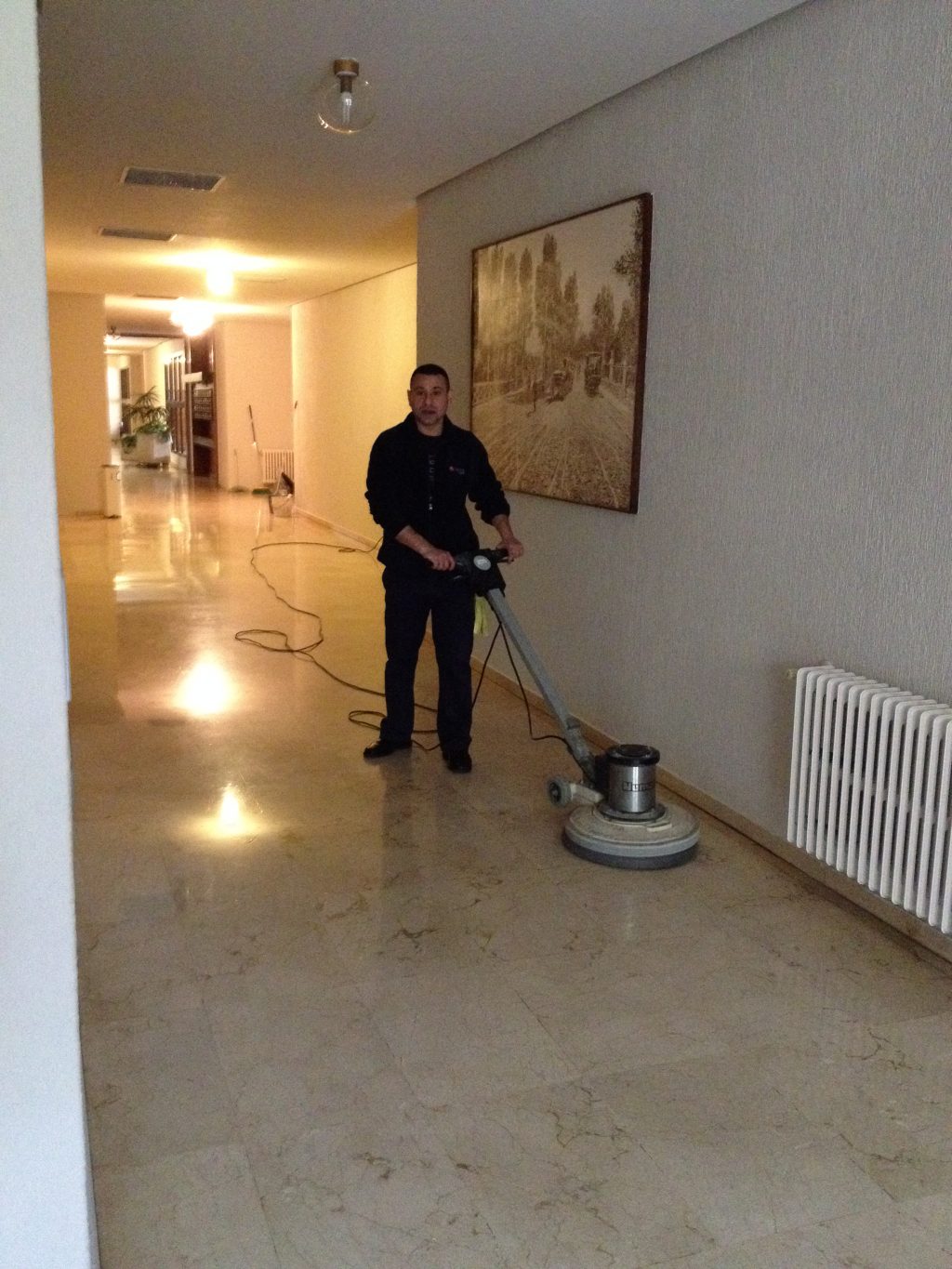 Servicios de limpieza y abrillantado en comunidades de vecinos